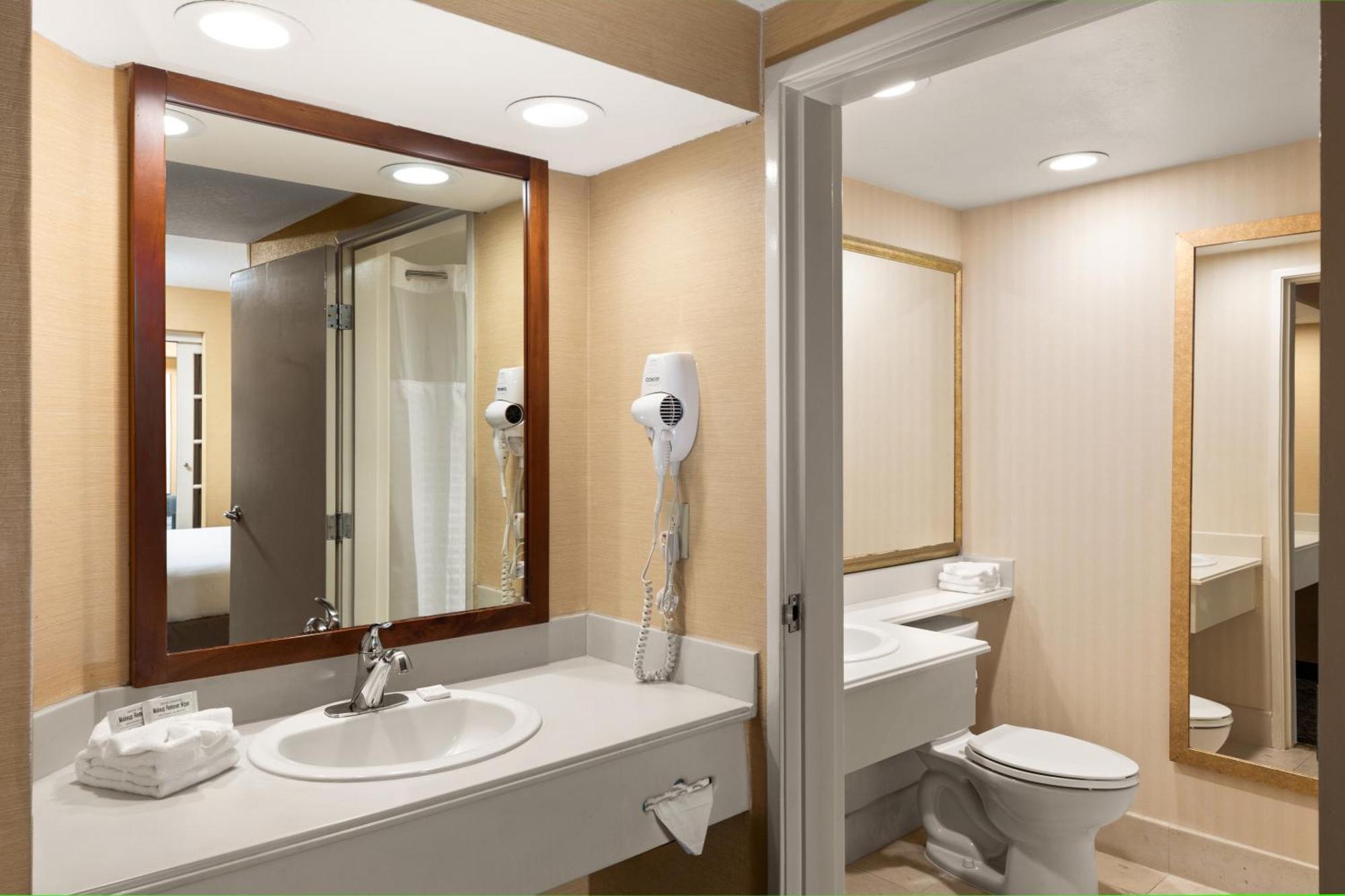 Anaheim Portofino Inn & Suites Екстериор снимка
