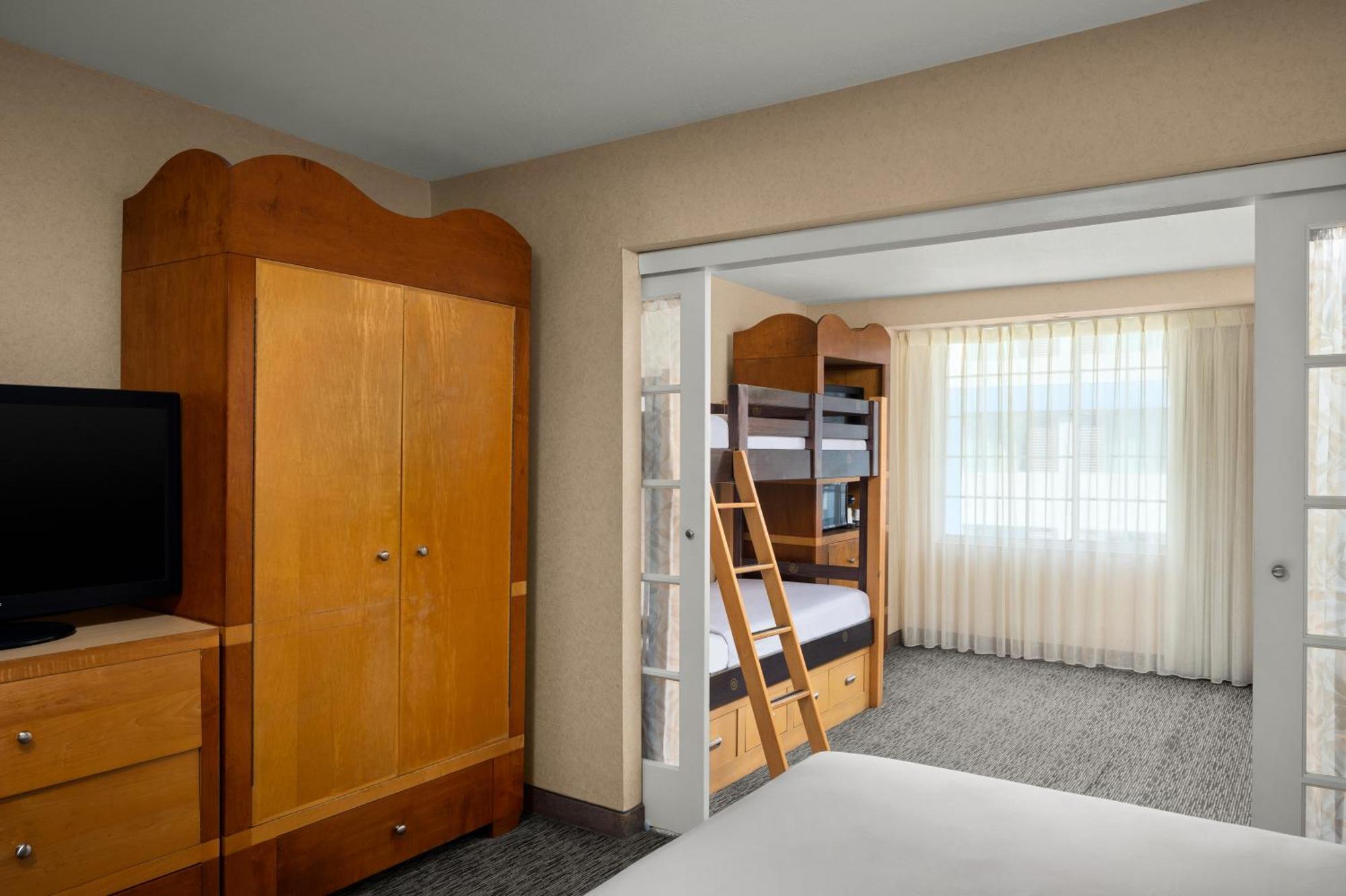 Anaheim Portofino Inn & Suites Екстериор снимка